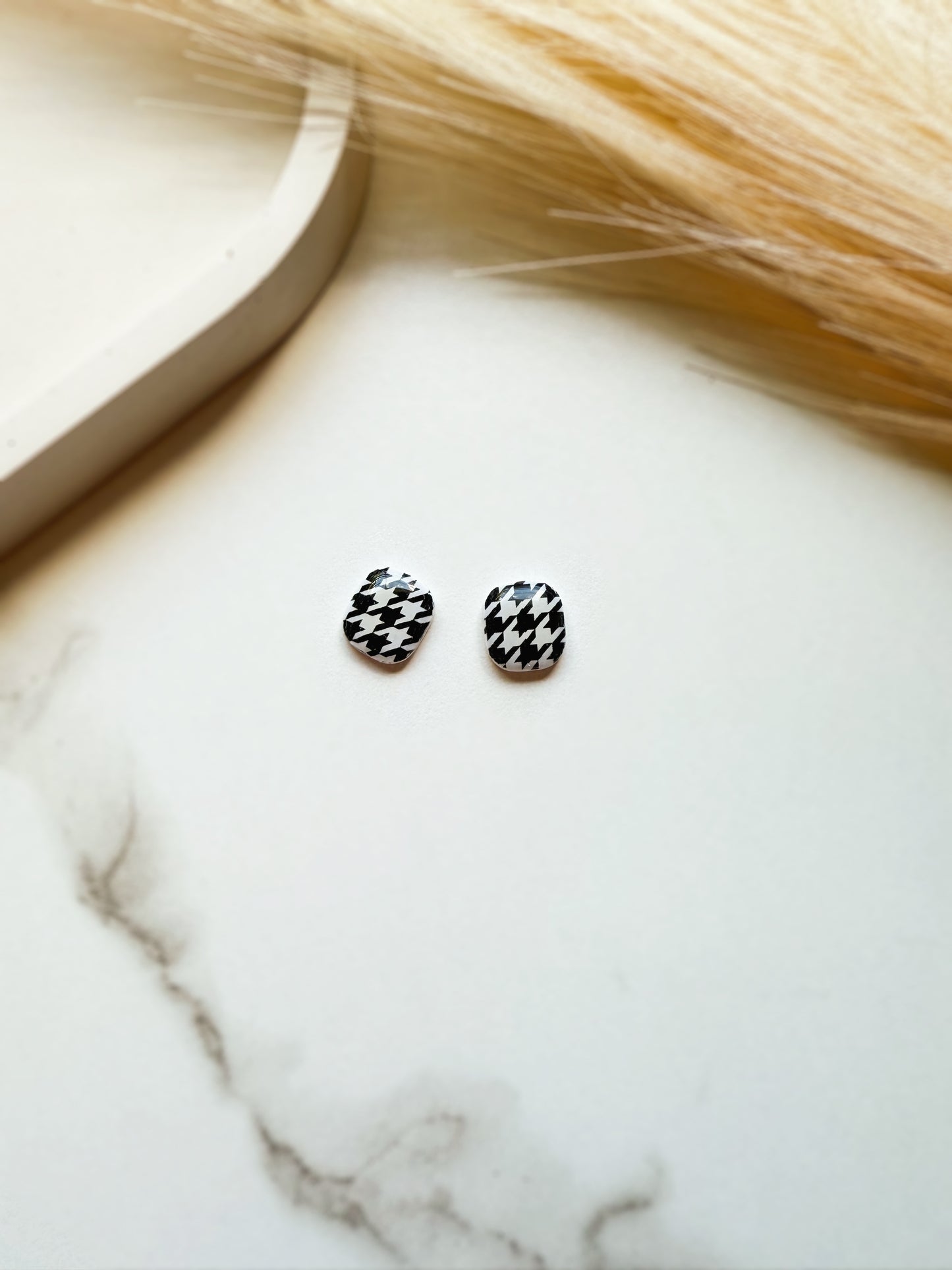 HOUNDSTOOTH STUD